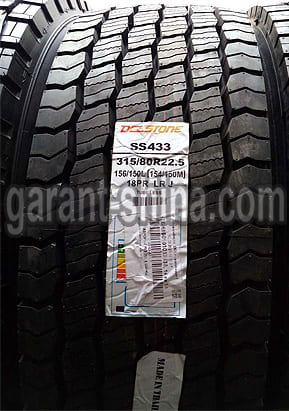 Deestone SS433 (приводная) 315/80 R22.5 156/150L 18PR - Фото протектора с этикеткой вблизи